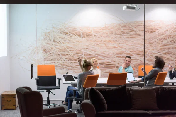Modern gece ofis binasındaki bir toplantıda Girişim Ekibi