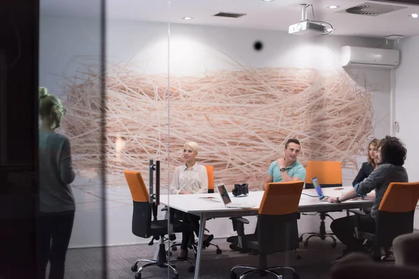 Startup Business Team Нараді Сучасній Будівлі Нічного Офісу — стокове фото