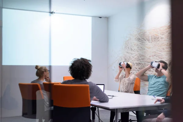 Equipo Empresarial Puesta Marcha Utilizando Auriculares Realidad Virtual —  Fotos de Stock