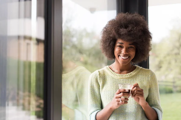Afroamerikanerin Trinkt Kaffee Und Schaut Aus Dem Fenster — Stockfoto