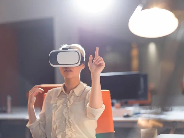 Podnikatelka Pomocí Headset Brýle Virtuální Reality — Stock fotografie