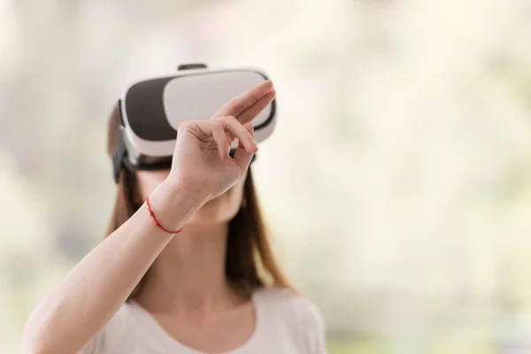 Mujer Usando Gafas Auriculares Realidad Virtual — Foto de Stock
