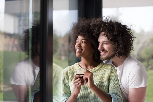 Glückliches Multiethnisches Paar Entspannt Sich Modernen Haus Drinnen — Stockfoto