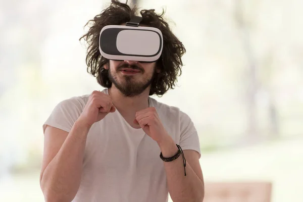 Člověk Použitím Headset Brýle Virtuální Reality — Stock fotografie