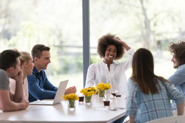 Multi Etnische Startup Business Team Vergadering — Stockfoto