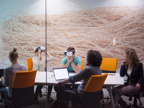Opstarten Bedrijf Team Met Behulp Van Virtual Reality Headset — Stockfoto