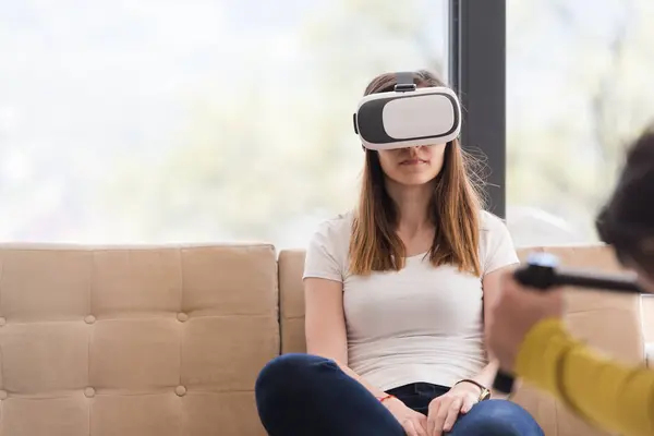 Žena Používající Headset Brýle Virtuální Reality — Stock fotografie