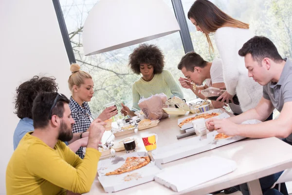 Multi Etnische Groep Gelukkige Vrienden Lunchtijd — Stockfoto