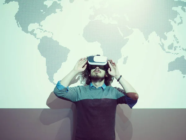 Podnikatel Používající Headset Brýle Virtuální Reality — Stock fotografie