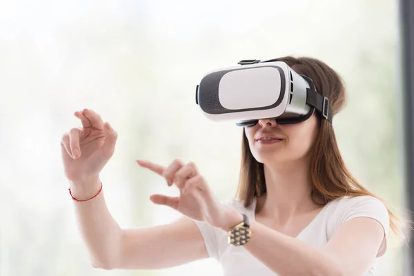 Mujer Usando Gafas Auriculares Realidad Virtual — Foto de Stock