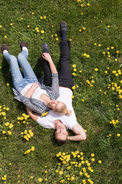 Mann Und Frau Liegen Gras — Stockfoto