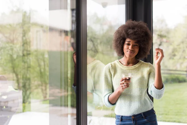 African American Woman Dricka Kaffe Tittar Genom Fönstret — Stockfoto