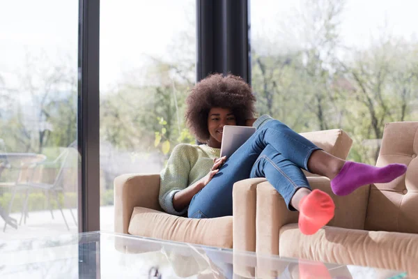 Jonge African American Vrouw Thuis Met Behulp Van Digitale Tablet — Stockfoto
