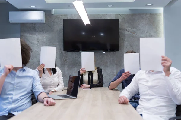 Equipo Empresas Emergentes Que Sostiene Libro Blanco Sobre Cara —  Fotos de Stock