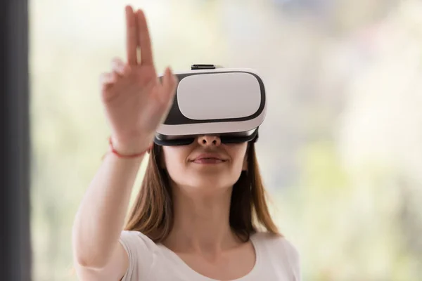 Жінка Використовує Окуляри Гарнітури Віртуальної Реальності — стокове фото