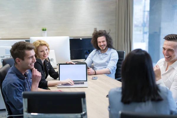 近代的なオフィスで会議を持っているスタートアップビジネスチーム — ストック写真