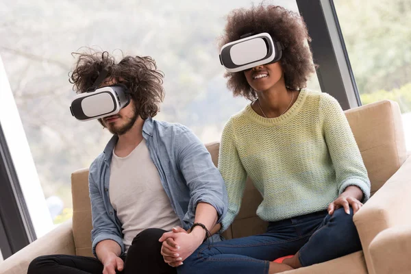 Multiethnisches Paar Mit Virtual Reality Headset — Stockfoto