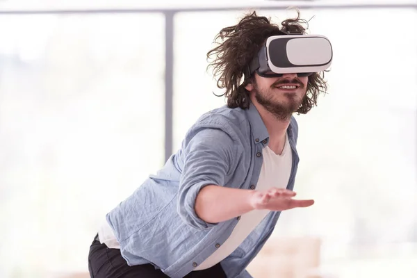 Hombre Usando Gafas Auriculares Realidad Virtual — Foto de Stock