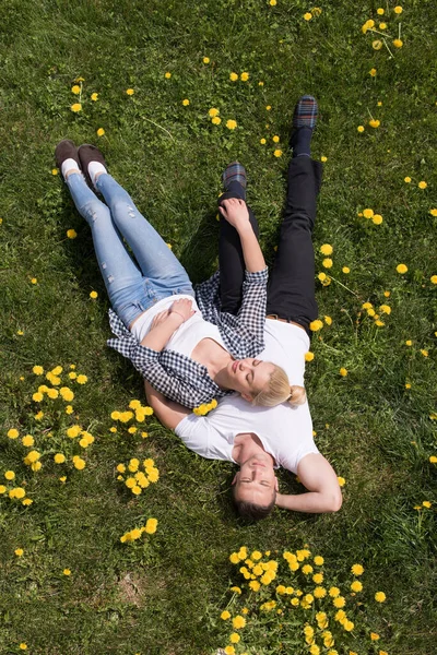 Mann Und Frau Liegen Gras — Stockfoto