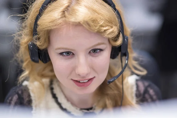 Kvinnliga Call Centre Operatören Gör Hennes Jobb — Stockfoto