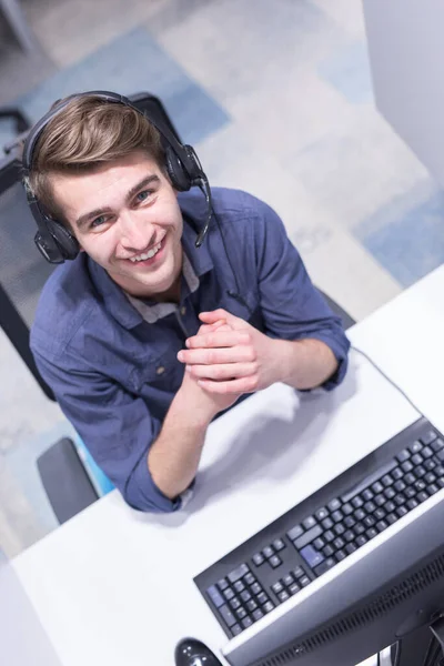 Operador Call Center Masculino Fazendo Seu Trabalho Vista Superior — Fotografia de Stock