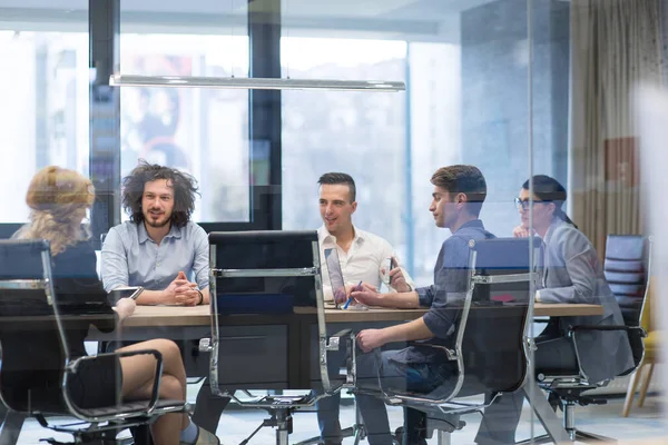 Equipo Negocios Startup Teniendo Una Reunión Oficina Moderna — Foto de Stock