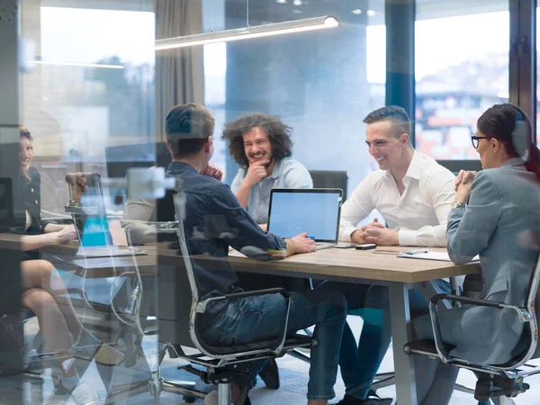 Equipo Negocios Startup Teniendo Una Reunión Oficina Moderna — Foto de Stock