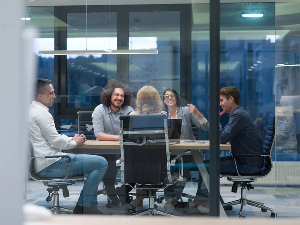 Startup Business Team Setkání Moderní Noční Kancelářské Budově — Stock fotografie