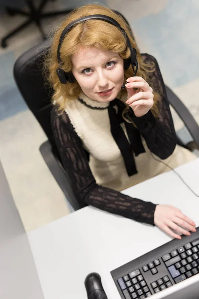 Vrouwelijke Call Center Operator Doet Haar Job Top View — Stockfoto