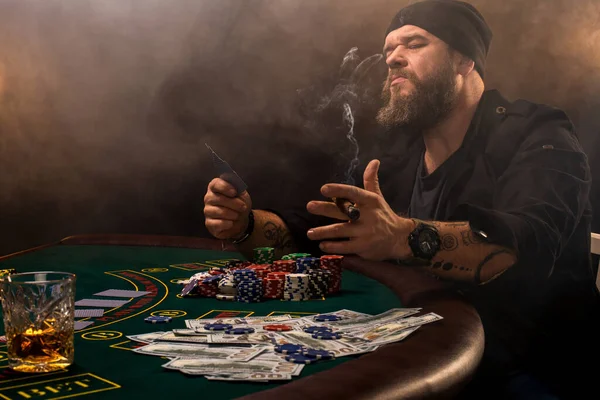 Hombre Barbudo Con Cigarro Vidrio Sentado Mesa Póquer Casino Apuestas — Foto de Stock