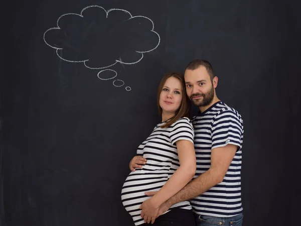 妊娠中のカップルは黒いチョークの絵の板に — ストック写真