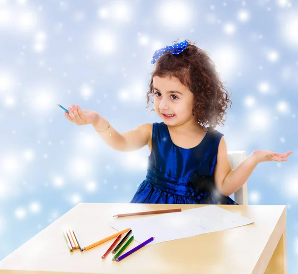 Маленькая Девочка Рисует Столом Карандашами — стоковое фото