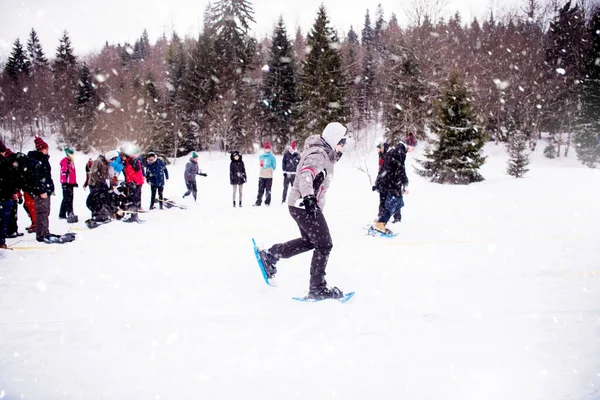 무리의 사람들이 겨울에 달리기 시합을 합니다 — 스톡 사진