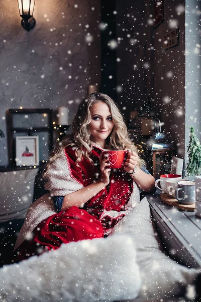 Charmante Vrouw Genieten Van Warme Drank Kerstochtend — Stockfoto