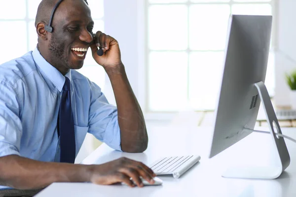 Empresário Afro Americano Fone Ouvido Trabalhando Seu Laptop — Fotografia de Stock
