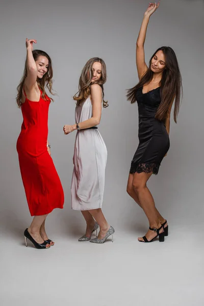 Three Cheerful Female Friends Beautiful Dresses — Zdjęcie stockowe