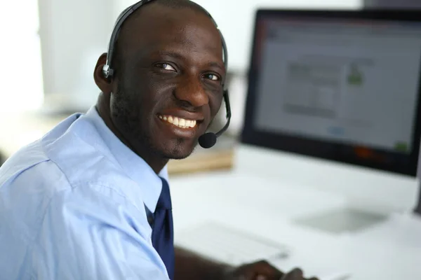Африканский Американский Бизнесмен Наушниках Работает Над Своим Ноутбуком — стоковое фото