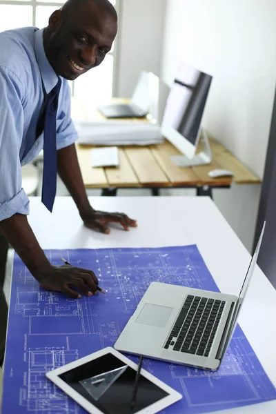 Afroamerikansk Arkitekt Som Arbetar Med Datorer Och Ritningar Kontoret — Stockfoto