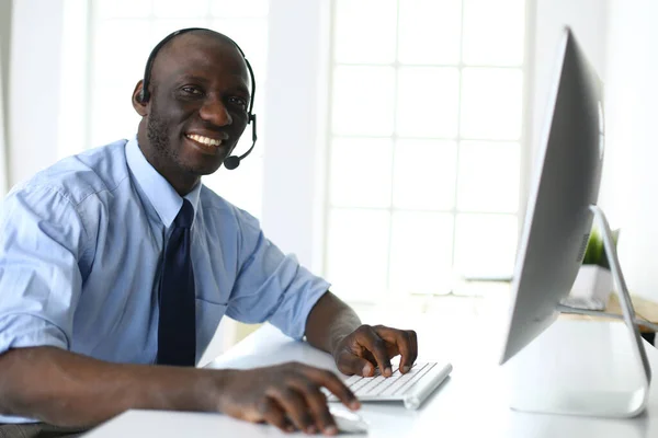 Hombre Negocios Afroamericano Con Auriculares Trabajando Computadora Portátil —  Fotos de Stock