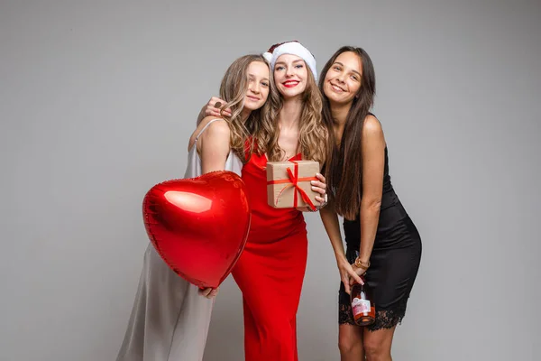 Красивые Молодые Девушки Друзья Праздничных Платьях Держа Руках Подарок Красный — стоковое фото