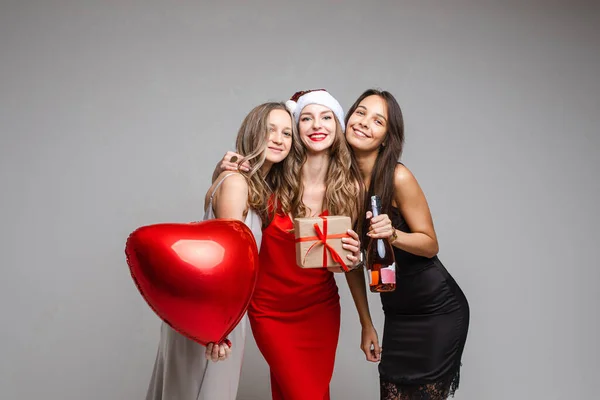 Три Веселые Подруги Красивых Платьях Празднуют Рождество — стоковое фото