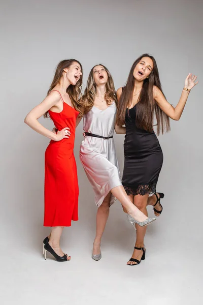 Drie Vrolijke Vrouwelijke Vrienden Mooie Jurken — Stockfoto