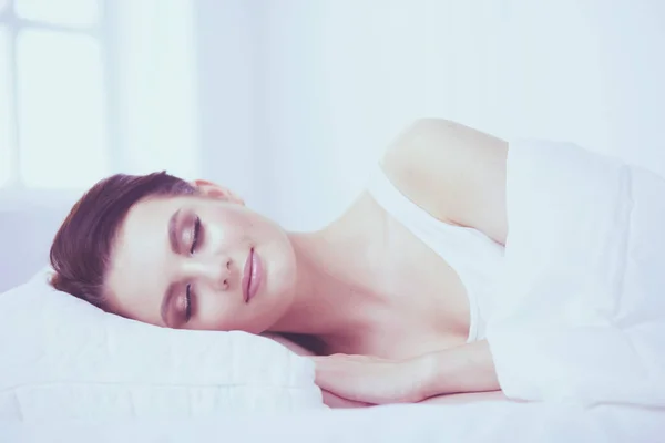 Genç Güzel Bir Kadın Yatakta Yatıyor — Stok fotoğraf