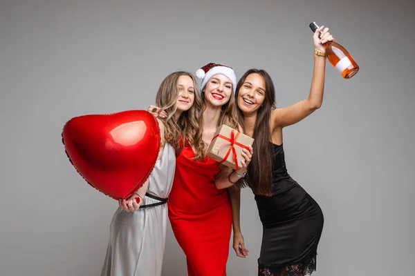 Three Cheerful Female Friends Beautiful Dresses Celebrate Christmas — Foto de Stock