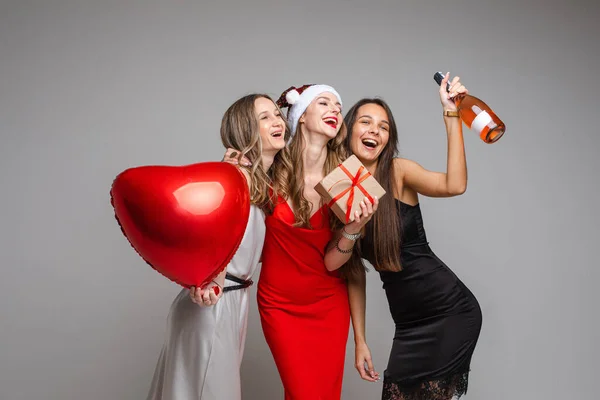 ハートバルーン ワインボトルとプレゼントの美しいガールフレンド — ストック写真