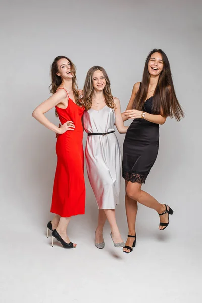 Три Веселые Подруги Красивых Платьях — стоковое фото