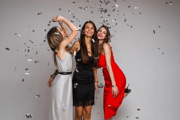 Celebración Las Jóvenes Amigas Con Vestidos Noche Abrazándose Bajo Confeti — Foto de Stock