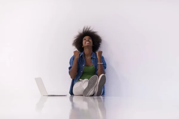Afrikanerin Sitzt Mit Laptop Auf Dem Boden — Stockfoto