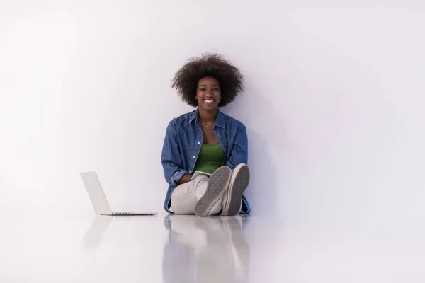 Αφρικανική Αμερικανική Γυναίκα Που Κάθεται Στο Πάτωμα Φορητό Υπολογιστή — Φωτογραφία Αρχείου