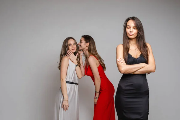 Dos Mujeres Chismes Sobre Tercer Amigo —  Fotos de Stock